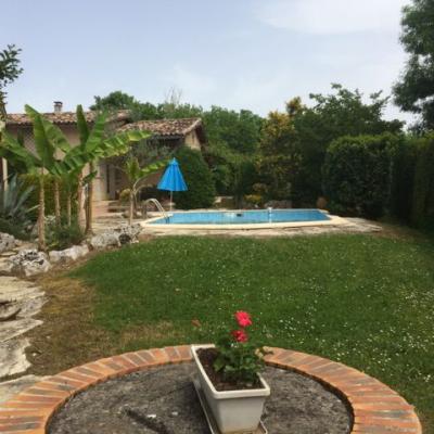 Le puit fermé devant la piscine 